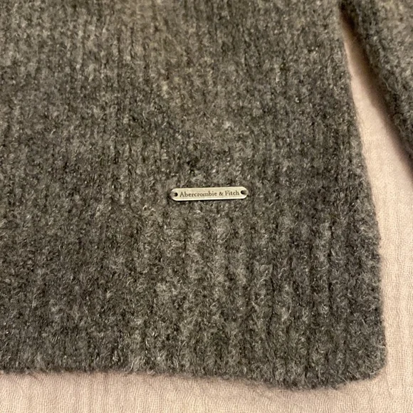 Abercrombie and Fitch Gray and Cream Turtleneck Sweater. Size S - Picture 5 of 8